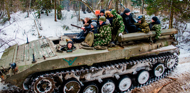 Военные маневры на танках на БТР-80, БРДМ-2 и БМП-1 со стрельбой из АК-47 и армейским обедом для одного и двоих от компании «Воентанктур». **Скидка до 56%**. Москва - kupikupon.ru Военные маневры на танках на БТР-80, БРДМ-2 и БМП-1 со стрельбой из АК-47 и армейским обедом для одного и двоих от компании «Воентанктур». **Скидка до 56%**