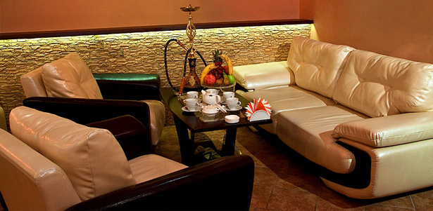 **Скидка 50%** на всё меню и барную карту в двухэтажном кальян-баре Est-Caffe. Цезарь с курицей, королевские креветки на мангале, свежевыжатые соки, фирменные лимонады и не только!. Москва - kupikupon.ru **Скидка 50%** на всё меню и барную карту в двухэтажном кальян-баре Est-Caffe. Цезарь с курицей, королевские креветки на мангале, свежевыжатые соки, фирменные лимонады и не только!