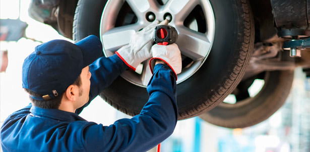 Шиномонтаж и балансировка четырех колес до R17 в автосервисе Serviszap. **Скидка 65%**. Москва - kupikupon.ru Шиномонтаж и балансировка четырех колес до R17 в автосервисе Serviszap. **Скидка 65%**