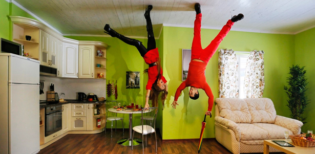 Посещение аттракциона «Дом вверх дном» и зеркального лабиринта Pikabolo от компании Big Funny.  **Скидка 50%**
