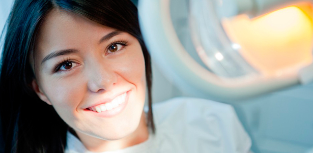 Блестящий результат! УЗ-чистка зубов, установка скайса на 1 зуб, экспресс-отбеливание Dowble White, голливудское отбеливание зубов Magic White в стоматологических центрах «Жемчужина». **Скидка до 89%**