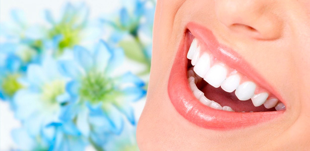 Чистка зубов AirFlow или УЗ-аппаратом Piezon Master, кислородное ламповое отбеливание зубов Amazing White, а также косметическая фиксация декоративного камня в стоматологической клинике «Дина-Стом». **Скидка до 76%**