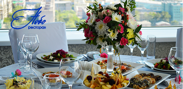 Все основное меню кухни в ресторане «Небо»: рулетики из семги с сыром и икрой, утиная грудка с клубничным соусом, щучьи котлетки с картофельным пюре, бифштекс и не только. **Скидка 50%**