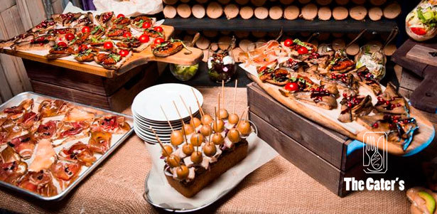 Фуршетные сеты от компании The Cater's: кростини с лососем, жюльен с курицей и грибами, свиные ребрышки, брускетта с пармской ветчиной и не только! **Скидка 50%**