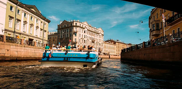 Дневная или ночная прогулка на теплоходе по рекам и каналам Санкт-Петербурга от судоходной компании «Государь». **Скидка до 56%**