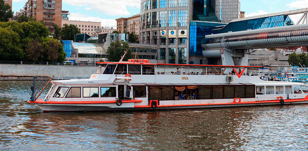 Речная прогулка «Огни небоскребов» на теплоходе «Прага» с питанием от судоходной компании «МосФлот». **Скидка 10%**