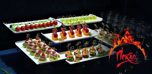 Наборы канапе на выбор от службы доставки «Пекло»: с курицей, клубникой, сыром, беконом и не только. **Скидка 50%**