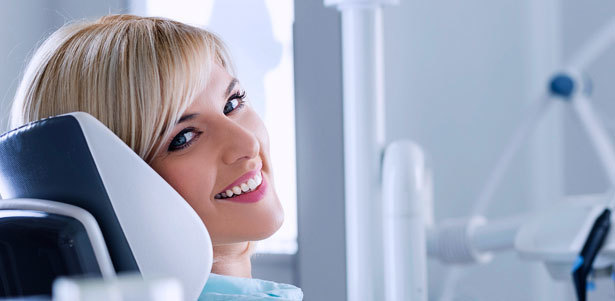 Профессиональная гигиена полости рта, лечение начального или среднего кариеса с установкой светоотверждаемой пломбы, а также удаление, реставрация, протезирование и имплантация зубов в «Стоматологическом центре на Бауманской». **Скидка до 60%**