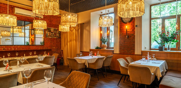 Все меню кухни и напитки в кафе грузинской кухни Keto&Kote: баклажановые рулетики с сыром и мятой, салат с куриной печенью, бефстроганов из говядины с картофельным пюре, харчо по-мегрельски и не только. **Скидка 30%**