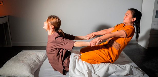 Традиционный тайский массаж, массаж с кокосовым маслом, аромамассаж с кремом, стоун-массаж, а также спа-программы в салоне «Тай Спа Ларен» **со скидкой до 50%**