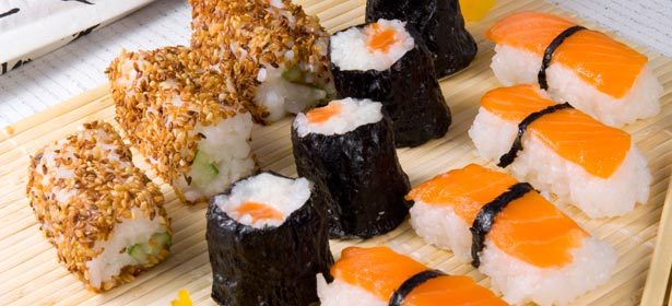 **Скидка 70%** на роллы «Калифорния» и «Мидори Сяке» и **скидка 50%** на все меню службы доставки «Суши люкс»