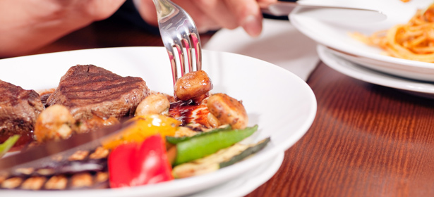 Изысканный ужин для двух или четырёх человек в кафе Nataly. Приятное и разнообразное меню, живая музыка со среды по субботу + бонус: вы можете принести с собой одну бутылку любого алкоголя! **Скидка до 55%**