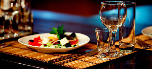 Ужин для 2, 4 или 6 человек в уютном ресторане «Комильфо» + бокал вина и десерт в подарок для каждого. Изысканные выбор блюд европейской кухни. Друзей собирай - вкусно отдыхай! **Скидка до 56%**