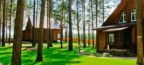 Суточная аренда коттеджей премиум-класса в загородном экоклуб-отеле «Кронос» для компании до 10 человек. Высокий уровень комфорта, уникальная природа, баня, мангал, караоке и не только. **Скидка 44%**
