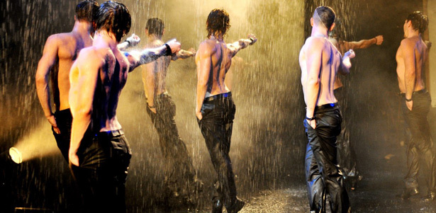 Грандиозное шоу под дождем-2 «Дышу тобой» от театра танца «Искушение». 11.10 на сцене «Мюзик-Холла». **Скидка 50%**