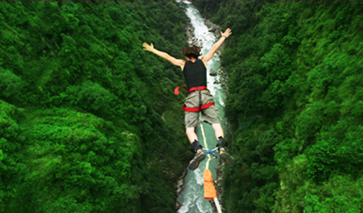 <font color=“#FF6406”><b>Скидка 55%</b></font> на прыжок на «тарзанке» с Октябрьского моста. Чистый адреналин с командой Flying Freak!